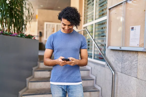 Giovane Uomo Ispanico Sorridente Fiducioso Utilizzando Smartphone Strada — Foto Stock