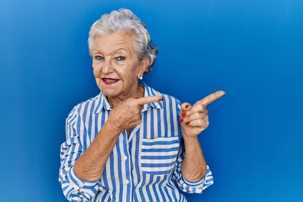 Seniorin Mit Grauen Haaren Steht Lächelnd Vor Blauem Hintergrund Und — Stockfoto