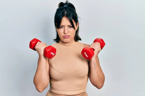 Jeune Femme Hispanique Portant Des Vêtements Sport Aide Haltères Sceptiques — Photo