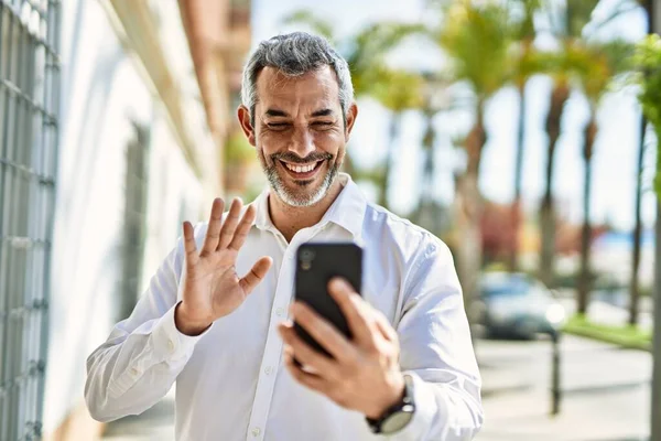 Uomo Mezza Età Dai Capelli Grigi Che Videochiamate Utilizzando Smartphone — Foto Stock