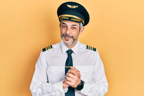 Jóképű Középkorú Férfi Ősz Hajjal Repülőpilóta Egyenruhát Visel Összekulcsolt Kézzel — Stock Fotó