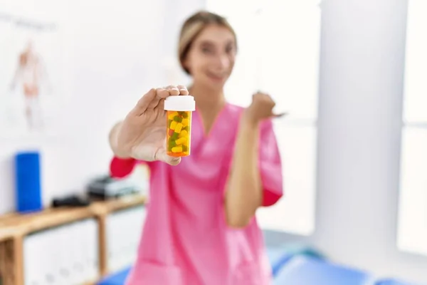 Young Physiotherapist Woman Working Pain Recovery Clinic Holding Pills Pointing — Stock Photo, Image