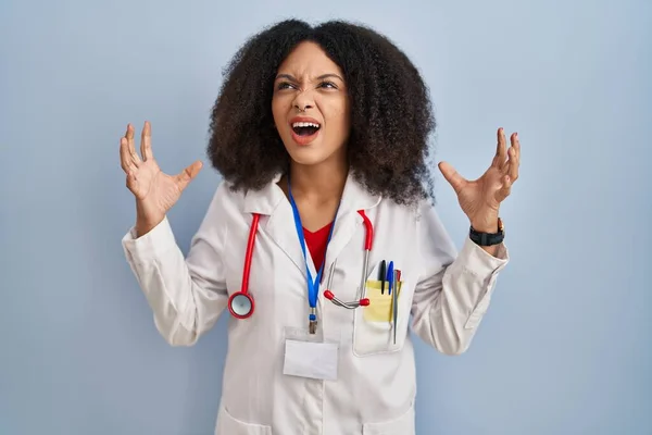 Genç Afro Amerikan Kadın Doktor Üniforması Giyiyor Steteskop Takıyor Deli — Stok fotoğraf