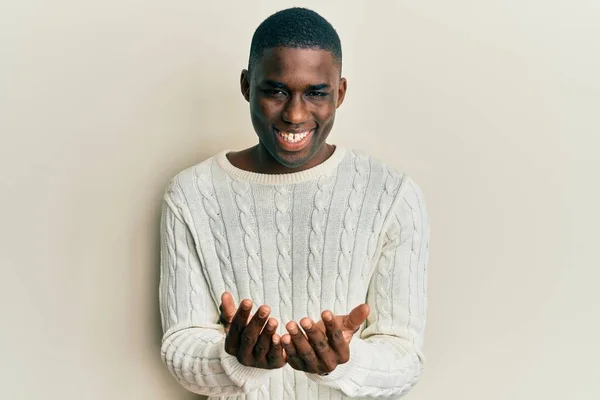 Joven Hombre Afroamericano Vistiendo Ropa Casual Sonriendo Con Las Palmas — Foto de Stock