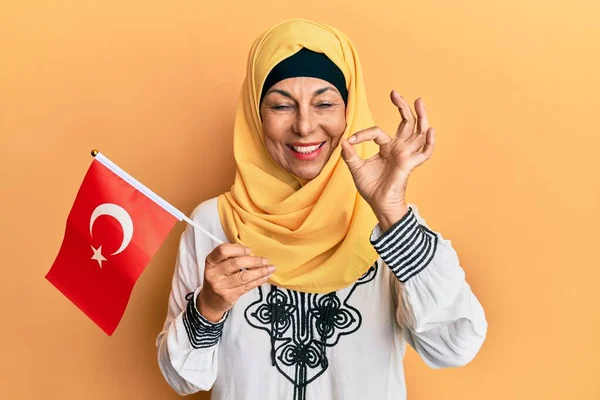 Średniowieczna Latynoska Kobieta Hidżabie Trzymająca Flagę Indyka Robi Znak Palcami — Zdjęcie stockowe