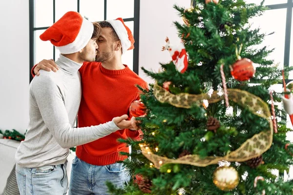 Dois Homens Hispânicos Beijam Abraçam Outro Decorando Árvore Natal Casa — Fotografia de Stock