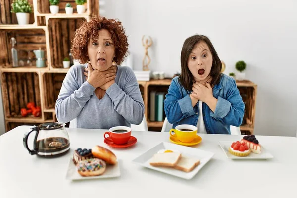 母亲的家人和唐氏综合症的女儿坐在家里吃早餐时大喊大叫 由于痛苦的窒息而窒息 健康问题 窒息和自杀的概念 — 图库照片