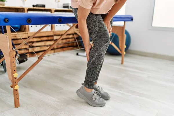 Mulher Hispânica Meia Idade Com Dor Nas Pernas Clínica Fisioterapia — Fotografia de Stock