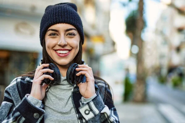 Joven Mujer Hispana Sonriendo Feliz Usando Auriculares Ciudad — Foto de Stock