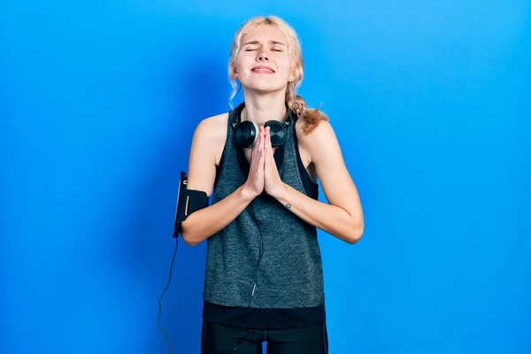 Mooie Blanke Vrouw Met Blond Haar Sportkleding Bedelend Biddend Met — Stockfoto