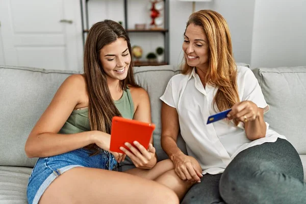 Matka Dcera Usměvavá Sebevědomě Pomocí Touchpad Kreditní Karty Doma — Stock fotografie