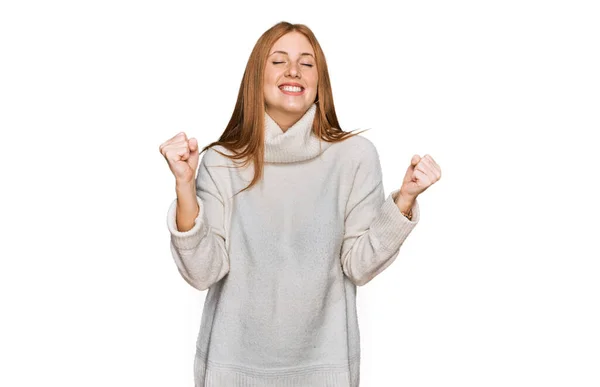 Młoda Irlandka Ubrana Luźny Zimowy Sweter Bardzo Szczęśliwa Podekscytowana Wykonując — Zdjęcie stockowe