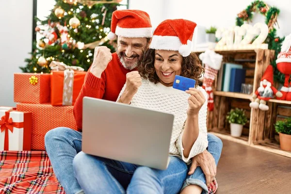 Casal Hispânico Meia Idade Com Chapéu Natal Sentado Chão Usando — Fotografia de Stock