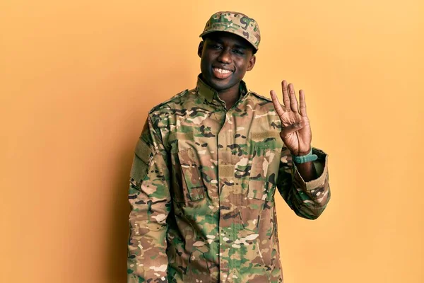 Mladý Africký Američan Armádní Uniformě Ukazující Ukazující Prsty Číslo Čtyři — Stock fotografie
