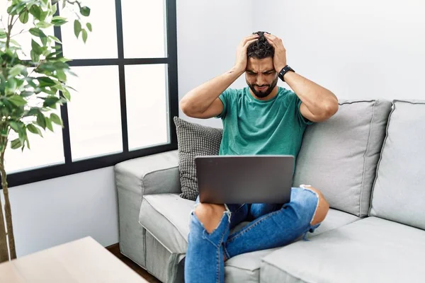 Junge Gutaussehende Mann Mit Bart Mit Computer Laptop Sitzt Auf — Stockfoto
