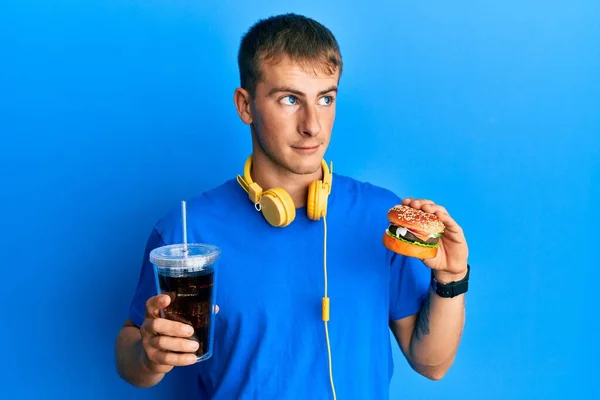 Genç Beyaz Bir Adam Leziz Bir Hamburger Soda Yiyor Gülümsüyor — Stok fotoğraf