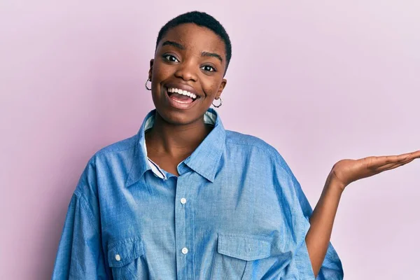 Jonge Afrikaanse Amerikaanse Vrouw Dragen Casual Kleding Lachende Vrolijke Presenteren — Stockfoto