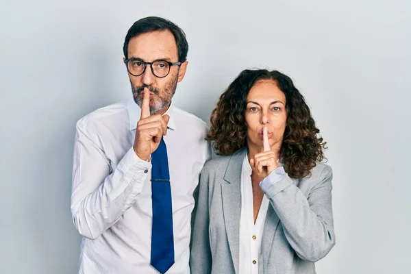 Pareja Mediana Edad Una Mujer Hispana Hombre Con Uniforme Oficina —  Fotos de Stock