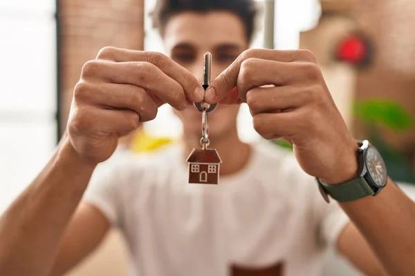 Mladý Hispánec Usmívá Sebevědomě Drží Klíč Domu Novém Domově — Stock fotografie