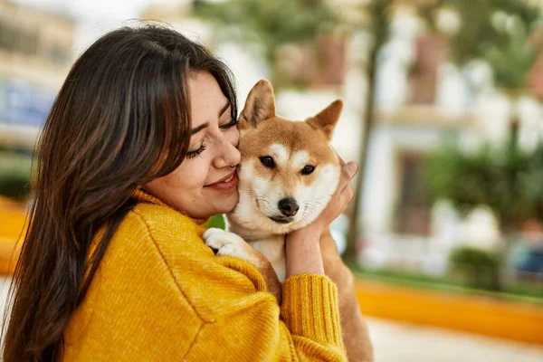 Schöne Junge Frau Küsst Und Umarmt Shiba Inu Hund Park — Stockfoto