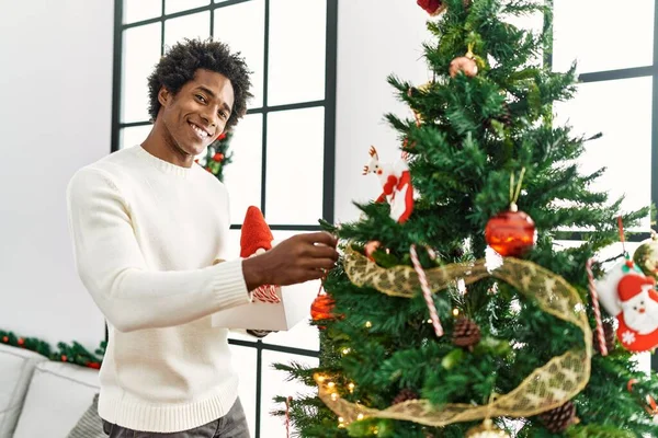 Joven Afroamericano Hombre Sonriendo Feliz Decorando Árbol Navidad Casa —  Fotos de Stock