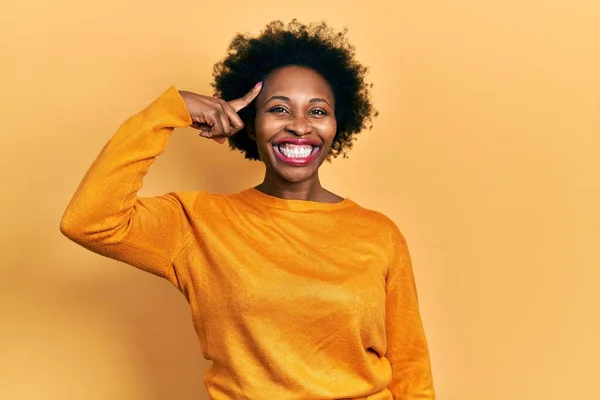 Молода Афроамериканська Жінка Повсякденному Одязі Посміхається Вказуючи Голову Пальцем Великою — стокове фото