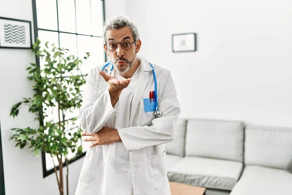 Homem Hispânico Meia Idade Vestindo Uniforme Médico Estetoscópio Sala Espera — Fotografia de Stock