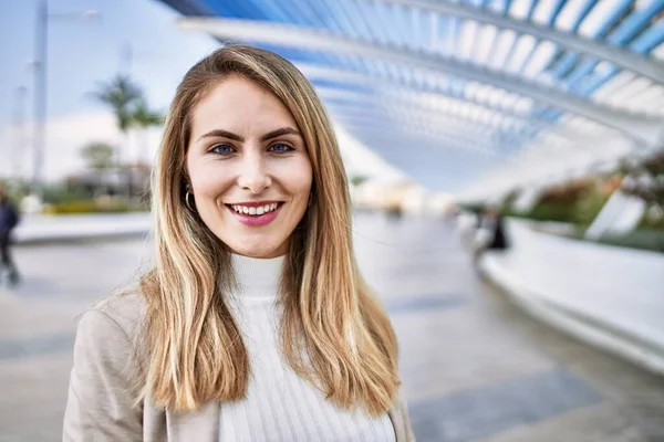 Joven Mujer Rubia Sonriendo Confiada Calle —  Fotos de Stock