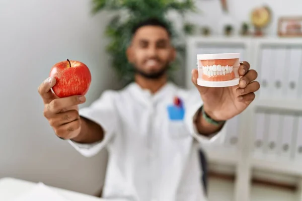Mladý Arabský Muž Nutriční Uniformě Žádá Zdravou Stravu Klinice — Stock fotografie