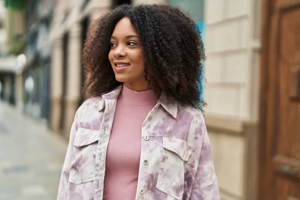 Ung Afrikansk Amerikansk Kvinna Ler Säker Stående Gatan — Stockfoto
