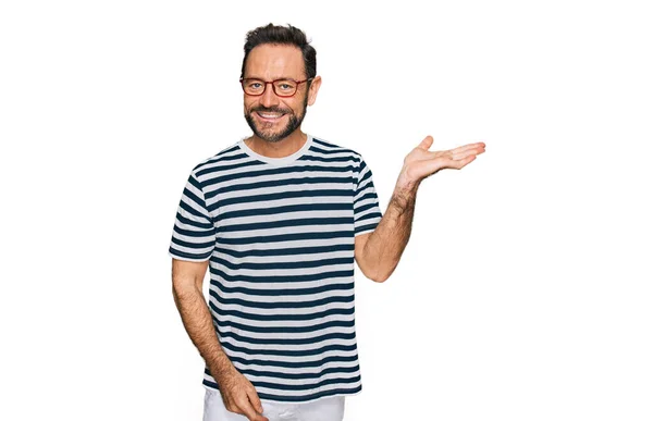 Homem Meia Idade Vestindo Roupas Casuais Óculos Sorrindo Alegre Apresentando — Fotografia de Stock