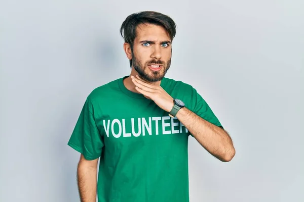 Jovem Hispânico Vestindo Shirt Voluntária Cortando Garganta Com Mão Como — Fotografia de Stock