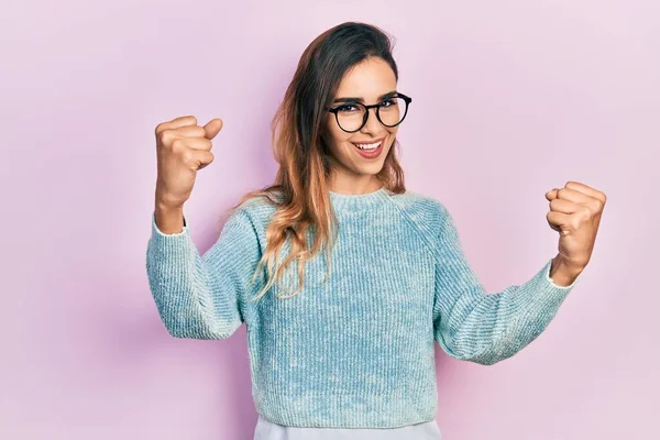 Menina Hispânica Jovem Vestindo Roupas Casuais Óculos Gritando Orgulhoso Celebrando — Fotografia de Stock