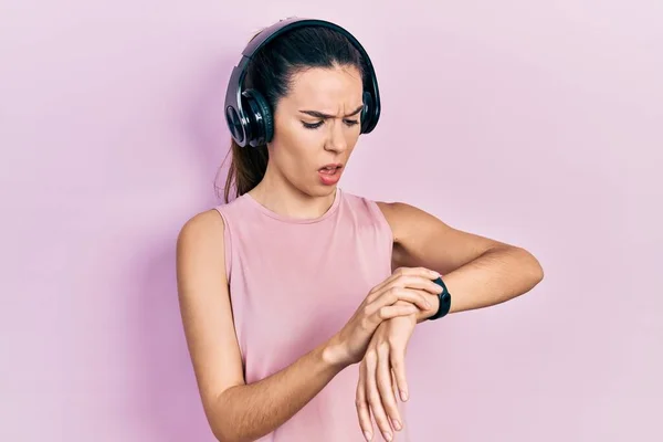 Young Brunette Woman Wearing Gym Clothes Using Headphones Smart Watch — Stock Photo, Image