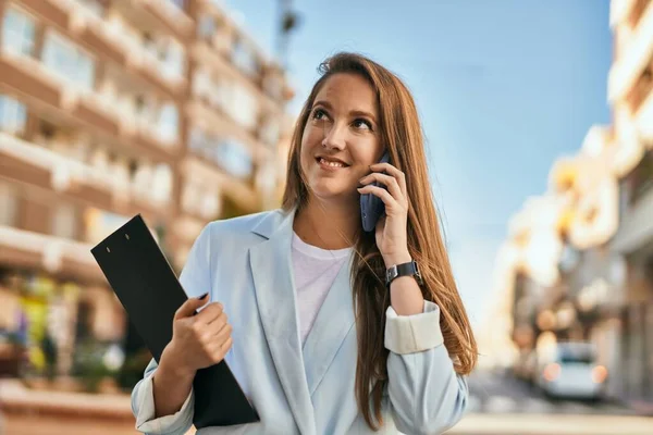 Ung Blond Affärskvinna Ler Glad Prata Smartphone Staden — Stockfoto