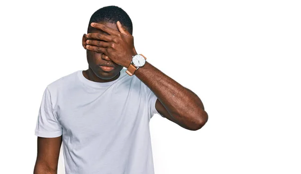 Mladý Afroameričan Neformální Bílé Košili Zakrývající Oči Rukou Vypadal Vážně — Stock fotografie