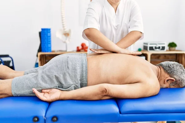 Fisioterapista Paziente Riabilitazione Clinica — Foto Stock