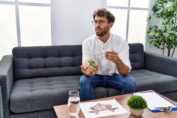 Jonge Latijns Amerikaanse Man Die Hersenen Heeft Met Een Psychologische — Stockfoto