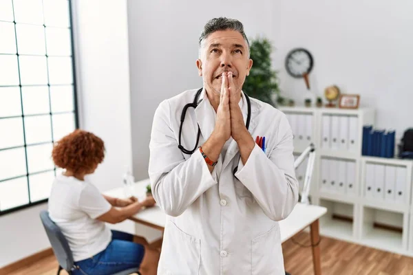 Klinikte Orta Yaşlı Bir Doktor Elleri Bağlı Yalvaran Dua Eden — Stok fotoğraf