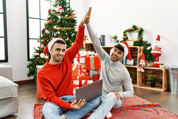 Spanyol Erkek Dizüstü Bilgisayar Kullanıyor Evde Noel Ağacının Yanında Elleri — Stok fotoğraf