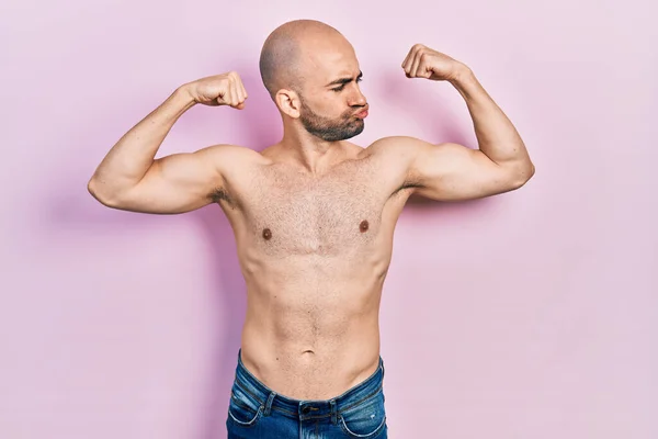 Young Bald Man Standing Shirtless Showing Arms Muscles Smiling Proud — Stock Photo, Image