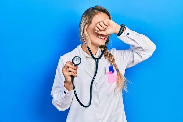 Krásná Mladá Blonďatá Doktorka Držící Stetoskop Vesele Usmívající Hrající Boo — Stock fotografie