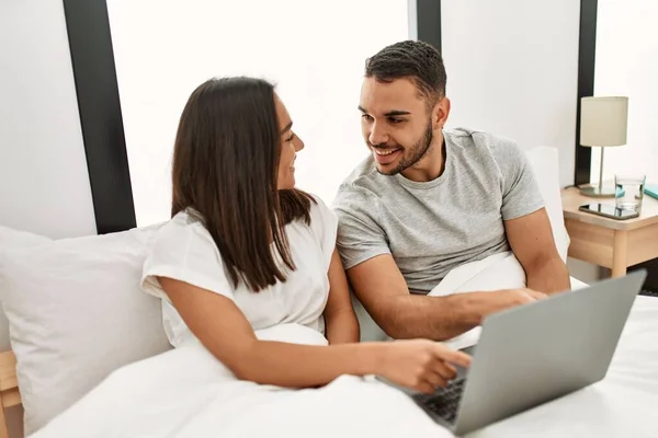 Jovem Casal Latino Sorrindo Feliz Usando Laptop Quarto — Fotografia de Stock