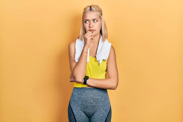 Beautiful Blonde Sports Woman Wearing Workout Outfit Hand Chin Thinking — Stockfoto
