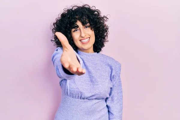 Joven Mujer Oriente Medio Vistiendo Ropa Casual Sonriente Amable Ofreciendo —  Fotos de Stock