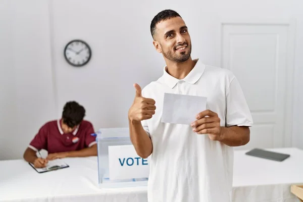 Jonge Spaanse Man Stemmen Zetten Envelop Stembus Glimlachen Blij Positief — Stockfoto
