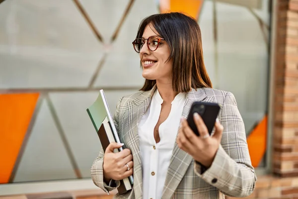 Ung Latinamerikansk Affärskvinna Ler Glad Med Smartphone Stan — Stockfoto