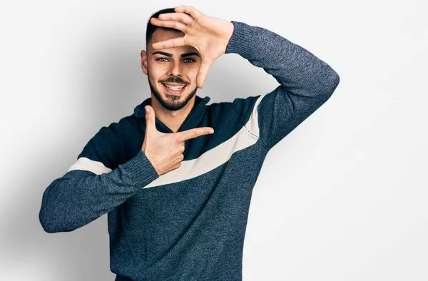 Jeune Homme Hispanique Avec Barbe Portant Pull Hiver Décontracté Souriant — Photo