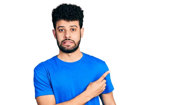 Jonge Arabische Man Met Baard Casual Blauw Shirt Terzijde Wijzend — Stockfoto