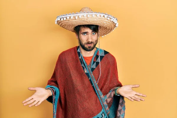 Een Jonge Mexicaanse Man Met Een Mexicaanse Hoed Die Geen — Stockfoto